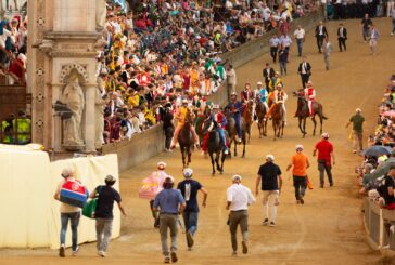 Piove sul Palio del 2 luglio: bandiera verde sulla facciata del Palazzo Pubblico