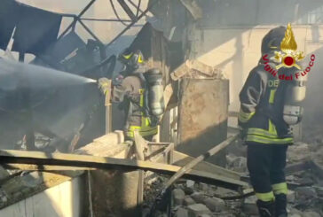 Roma, incendio coinvolge due capannoni. Situazione sotto controllo