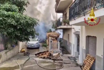 Incendio in un capannone a Reggio Calabria, le immagini