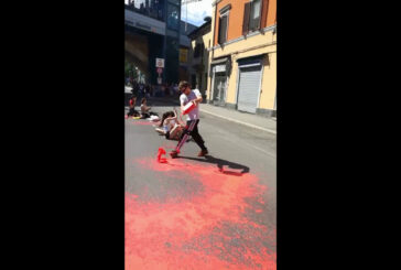 Tour de France, attivisti Ultima Generazione occupano strada a Bologna