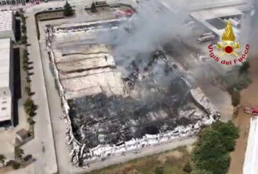 Incendio in un capannone nel casertano, le immagini