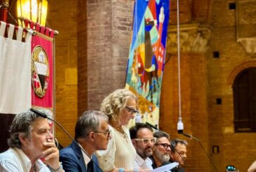 Svelato il coloratissimo drappellone del Palio d’agosto