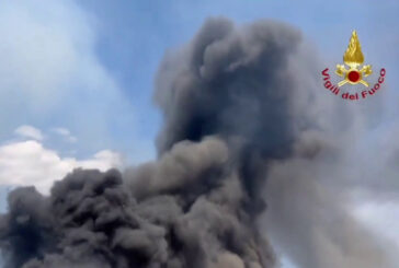 Incendio in un deposito di materiale edile a Caivano, le immagini