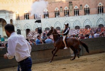 Palio: la Contrada della Lupa vince la prima prova