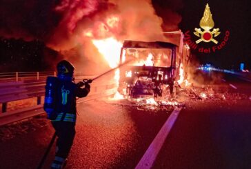 A1: intervento dei Vigili del fuoco per domare l’incendio di un camion