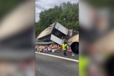 Due camion fuori strada sulla Milano-Torino, 6 km di code