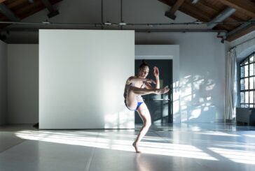 Performance su bellezza, corpo e vento nella serata di Ballo Pubblico indoor al Politeama