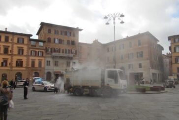 Mezzo della Sei in fiamme in centro a Siena