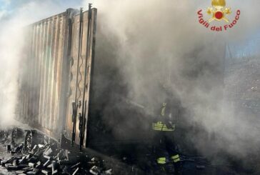 Autoarticolato in fiamme sulla Perugia-Bettolle