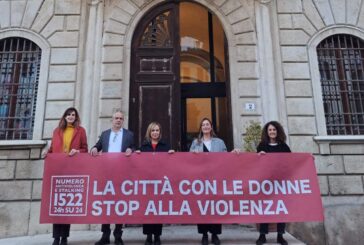 Poggibonsi, uno striscione a palazzo comunale per dire stop alla violenza di genere