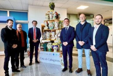 All'aeroporto di Catania un albero di Natale con decine di teste di moro