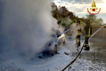 Intervento dei Vigili del Fuoco per un’auto in fiamme sulla Siena-Bettolle