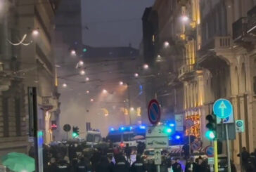 Fumogeni e petardi dei manifestanti vicino al Teatro alla Scala