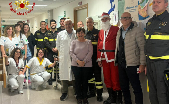 Babbo Natale-Vigile del fuoco a sorpresa a Nottola