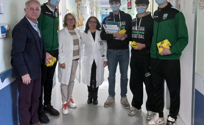 Doni della Mens Sana Basket ai piccoli degenti del policlinico