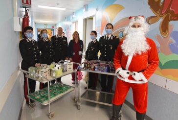 Tanti regali per i piccoli pazienti portati dal Babbo Natale dei Carabinieri