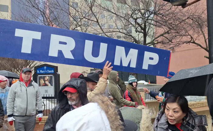 Migliaia di sostenitori di Trump attendono il comizio sotto la pioggia