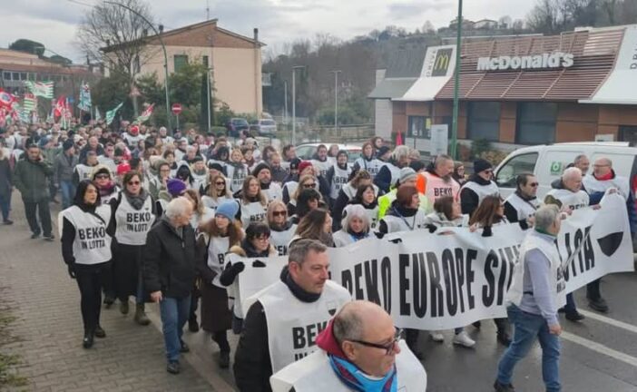 250 lavoratori al corteo della Beko di Siena