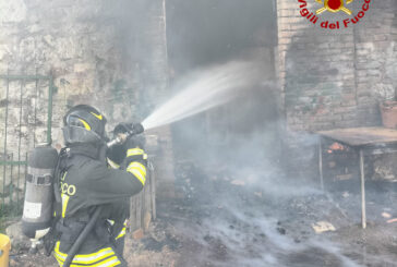 Incendio in un garage a Monticiano: un ferito