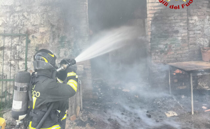 Incendio in un garage a Monticiano: un ferito