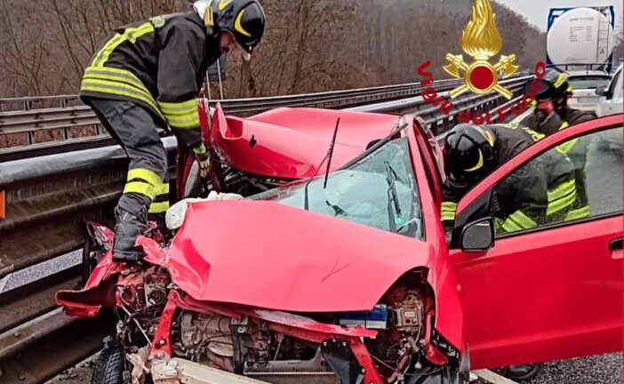 Gravissima un’automobilista coinvolta in un incidente con un camion