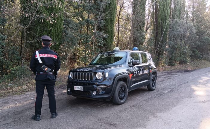 I Carabinieri di Vagliagli smantellano un bivacco di spacciatori nel bosco