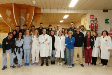 La squadra di volley in visita alla Pediatria delle Scotte