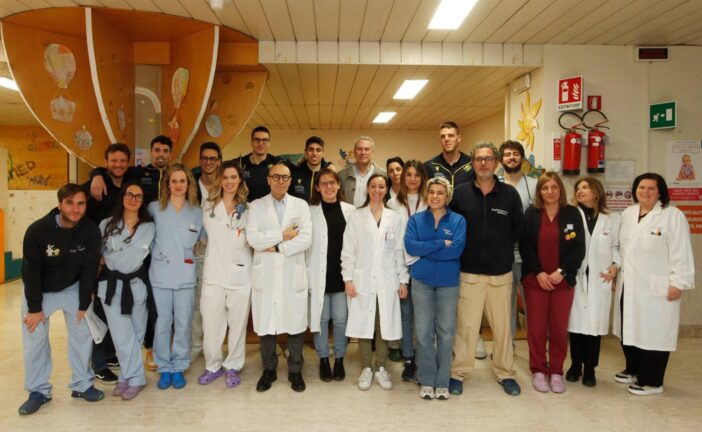 La squadra di volley in visita alla Pediatria delle Scotte