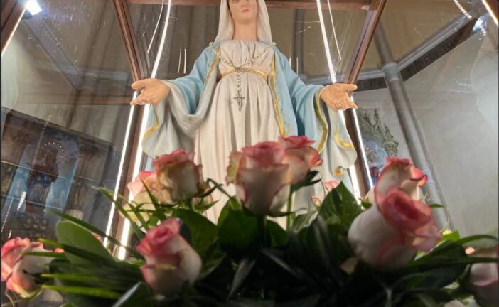 Fa tappa a Siena la statua della Madonna della medaglia miracolosa