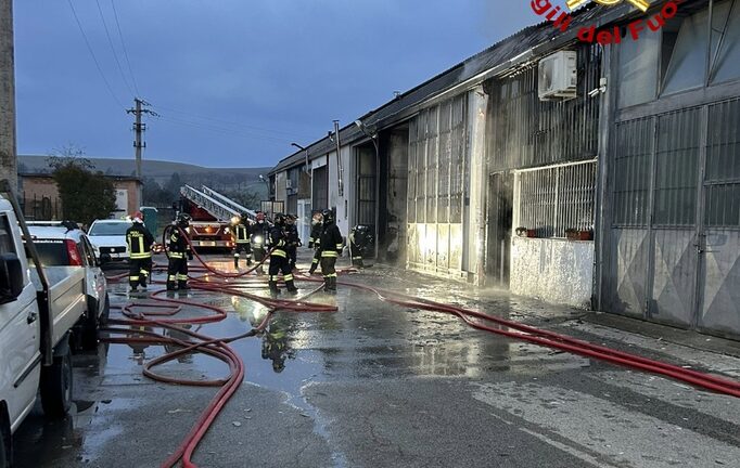 Incendio di un capannone a Monteroni: crolla il tetto