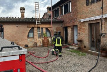 Tetto ventilato in fiamme: lungo intervento dei Vigili del Fuoco