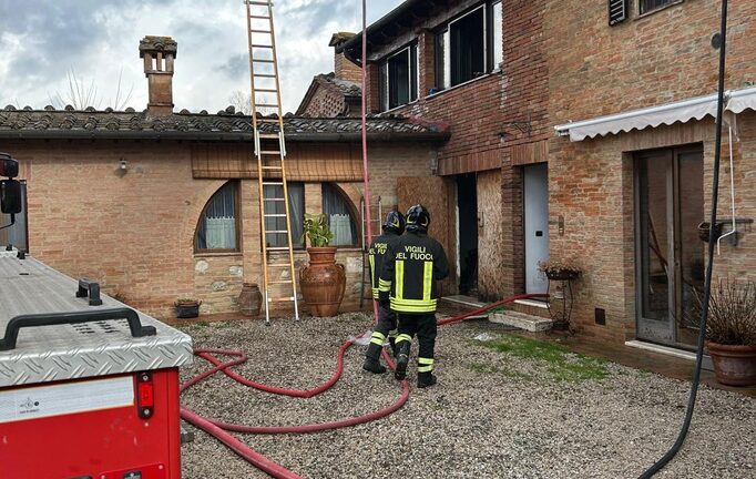 Tetto ventilato in fiamme: lungo intervento dei Vigili del Fuoco