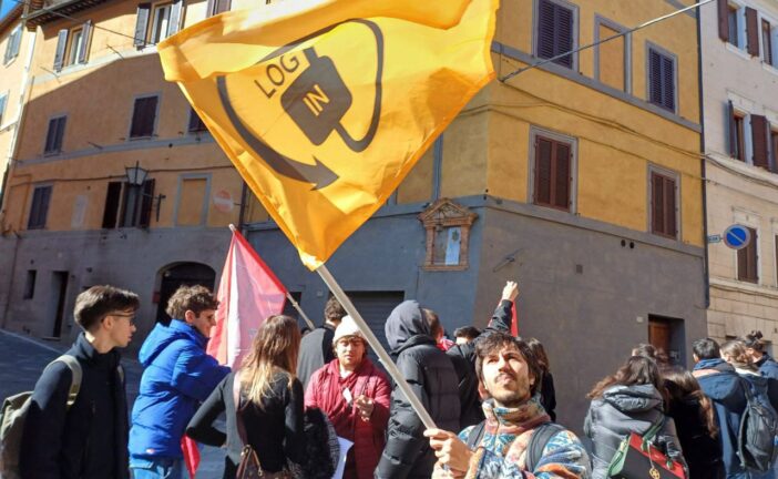 Log-in al presidio di protesta contro il ministro Bernini