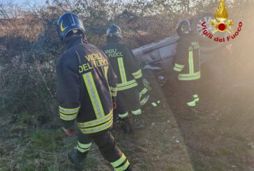 Si ribalta con l’auto fuori strada: soccorso dai Vigili del fuoco