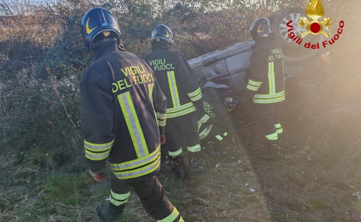 Si ribalta con l’auto fuori strada: soccorso dai Vigili del fuoco