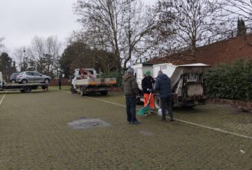 Strada delle Ropole, intervento di ripulitura nel parcheggio