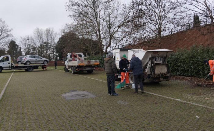 Strada delle Ropole, intervento di ripulitura nel parcheggio