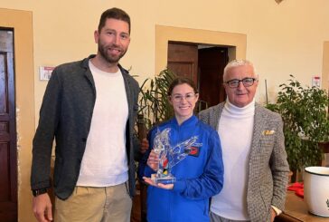 Ad Irene Siragusa il cavallo alato in cristallo del Comune di Colle