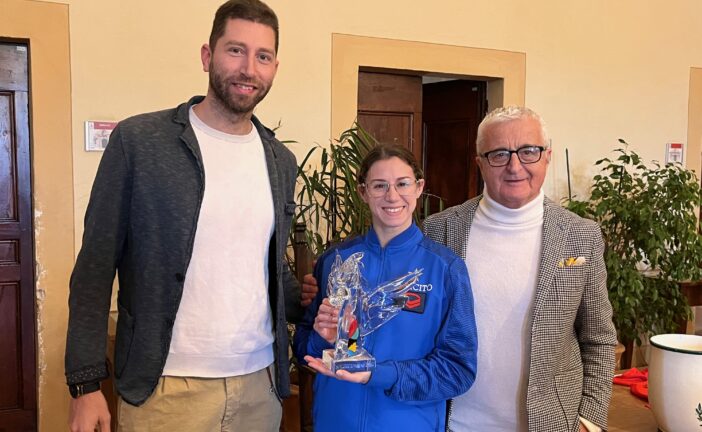 Alla velocista Irene Siragusa un cavallo alato in cristallo dal Comune di Colle