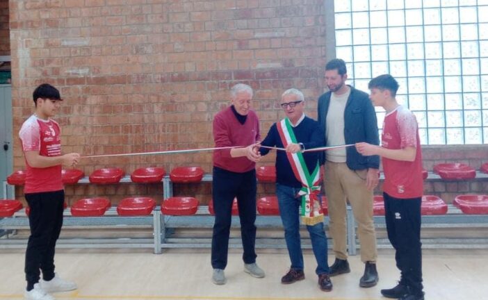 Taglio del nastro per le tribune della palestra della scuola media Arnolfo da Cambio