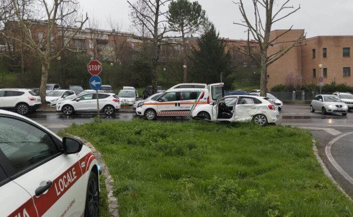 Incidente in viale Bracci: strada riaperta verso le Scotte