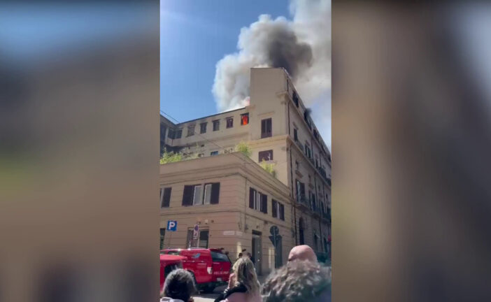 Incendio in centro a Palermo, le immagini del rogo