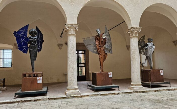 Inaugurata a Pienza la mostra “Donna in cammino” di Alberto Inglesi