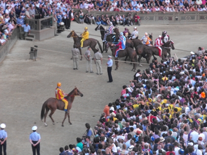 Il Palio in poltrona. Gloria alla Civetta, lezioncina ai fantini