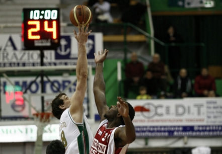 Mens Sana-Pesaro: 90-76. Si lotta un solo quarto