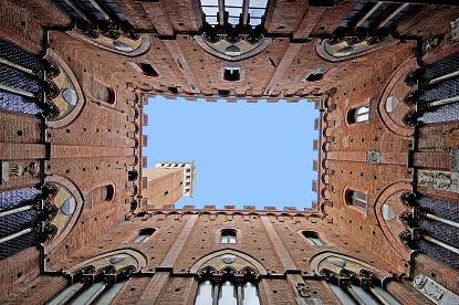 Notte di stelle e calici di vino nella Loggia dei Nove