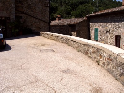 Bimba in ospedale dopo la caduta da un muro. La denuncia di un cittadino