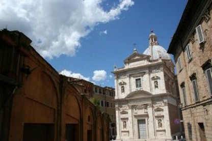 La Leicestershire Arts Youth Wind Orchestra suona in piazza Provenzano