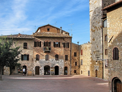 "La Baccanti" danzano in piazza a San Gimignano