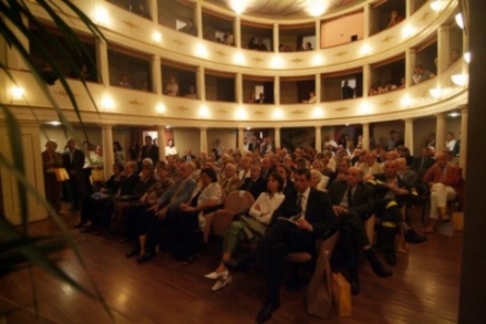 Musica e auguri alla storica farmacia Salvioni